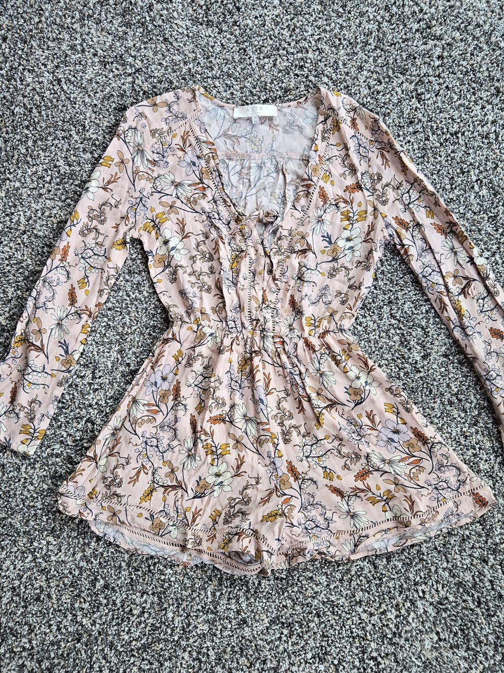 ASTR The Label Romper Women’s X-Small Long Sleeve V-Neck Floral